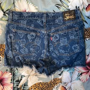 Levi’s 501 high waisted shorts Hello Kitty 🎀 size 29 🎀